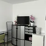 Zimmer Mit Eigenem Bad Und Kueche In Reihenhaus
